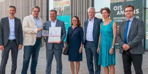 Presentation of the Passive House certificate (from left) Florian Lang of Herz & Lang, Museum Director Richard Loibl, Building Minister Christian Bernreiter, Mayor Gertrud Maltz-Schwarzfischer, Karl Stock, Head of Regensburg State Building Authority, Esther Gollwitzer, Passive House Institute, Thomas Spies, State Building Authority in Amberg, previously Regensburg.                  © House of Bavarian History