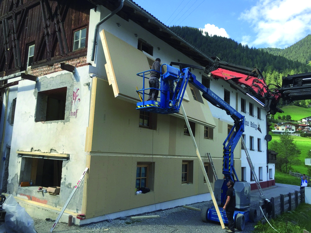 The 27th International Passive House Conference will focus on exemplary building retrofits: the 300-year-old Mayerhof in Tyrol was equipped with prefabricated insulation made of wood fibre boards, Passive House principles. © Michael Flach