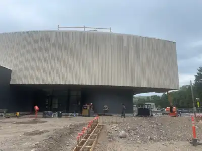 Longboard’s smooth planks and Link & Lock™ system used as cladding for this wall.