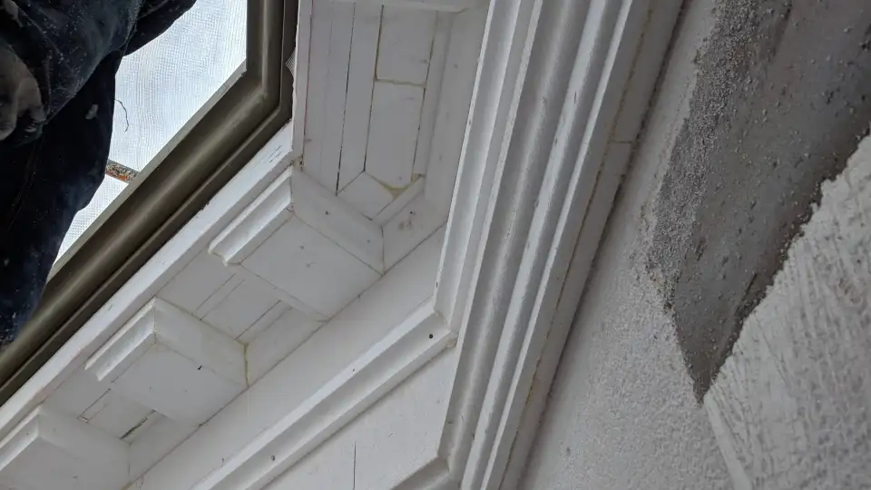 Photo 2 foam cornice Taylor Mastrota