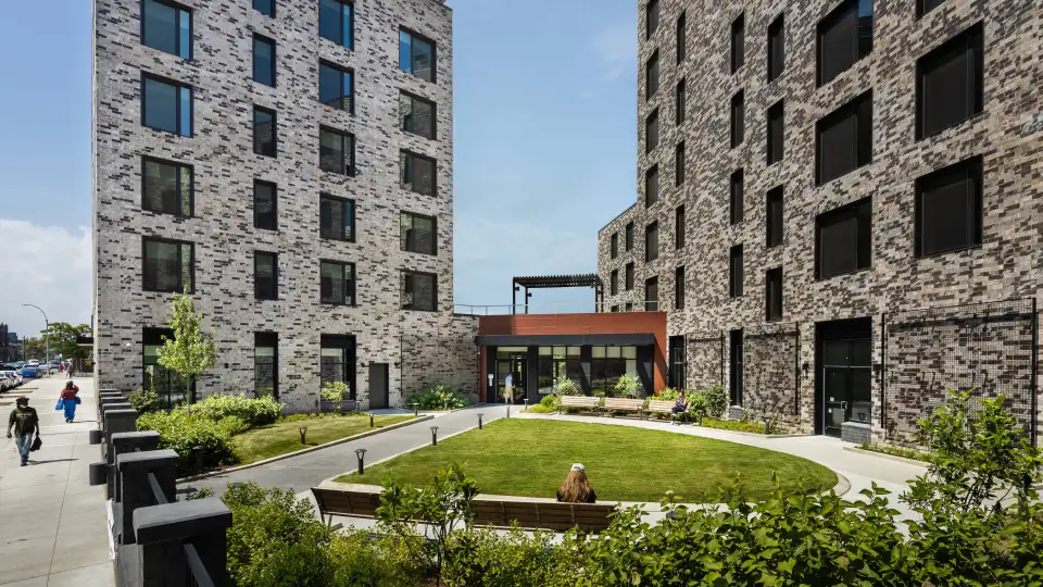 VBD 1903.0A PBendov 7448 front courtyard   Dattner Arch