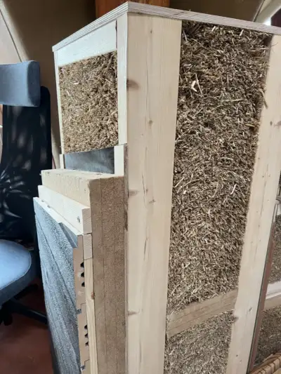 A closeup of the straw inside one of Ecococon's panels.